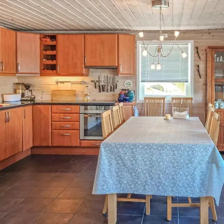 4 Bedroom In *