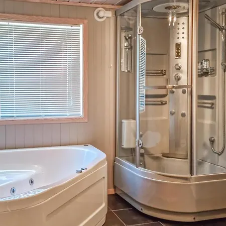 4 Bedroom In بيت للعطل *